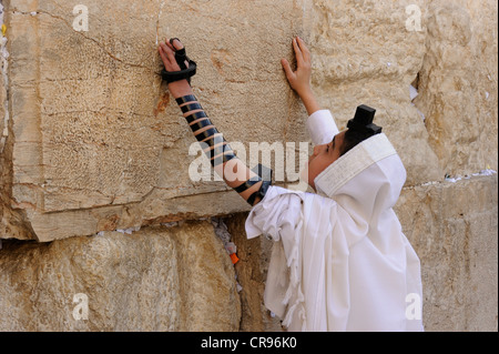 13 Jahre alten Teenager Gebet an der Klagemauer mit Gebetsriemen oder Tefillin um seinen Arm und Stirn zu religiösen erhalten Stockfoto
