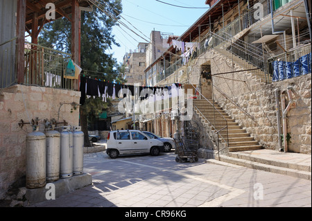 Gut gepflegte Wohngegend mit typischen Häusern im Bezirk von Me'a She'arim oder Mea Shearim, Jerusalem, Israel Stockfoto