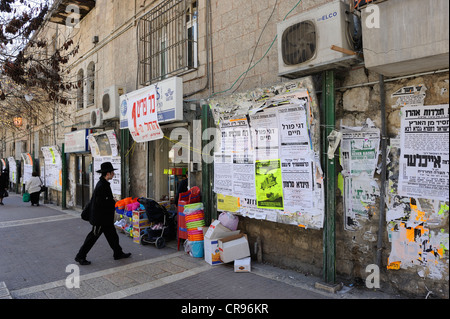 Wandzeitungen und ein orthodoxer Jude im Bezirk Me'a She'arim oder Mea Shearim, Jerusalem, Israel, Nahost Stockfoto