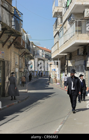 Straßenszene mit orthodoxen Juden und typische Häuser im Bezirk von Me'a She'arim oder Mea Shearim, Jerusalem, Israel Stockfoto