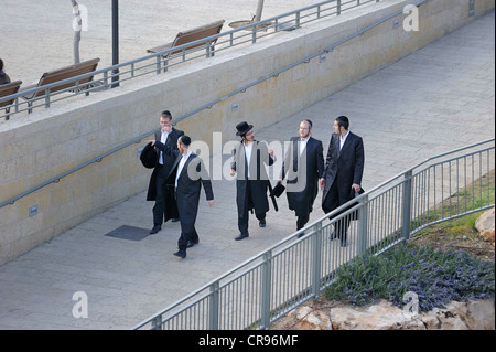 Orthodoxe Juden wandern zum Sabbat-Gebet in Richtung der Klagemauer oder Wailing Wall, alte Stadt von Jerusalem, Israel, Nahost Stockfoto