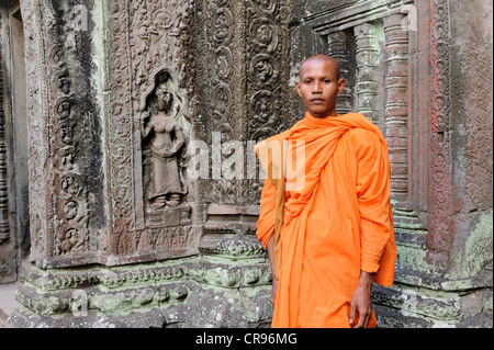 Buddhistischer Mönch in der Ta Prohm Tempel, Kambodscha, Südostasien, Asien Stockfoto