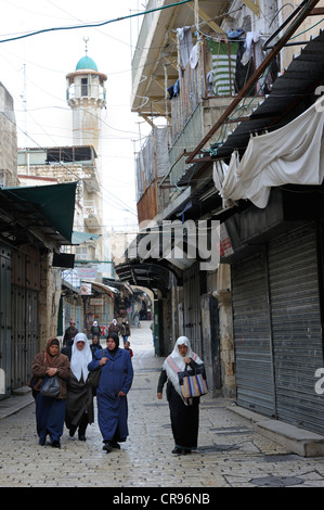 Palästinensischen Frauen in den arabischen Viertel, ein Minarett im Rücken, alte Stadt, Jerusalem, Israel, Nahost Stockfoto