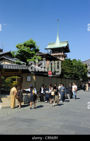 Straßenszene in der Ne-Ne No Michi Gasse, ein Reiseleiter zeigen Frauen in Kimonos herum, Kyoto, Japan, Ostasien, Südostasien, Asien Stockfoto