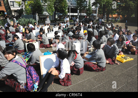 Schülerinnen und Schüler warten vor dem Botanischen Garten vor Betreten und den ganzen Tag zeichnen Pflanzen, Kyoto Stockfoto