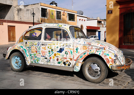 VW Käfer dekoriert mit Graffiti, Oaxaca de Juárez, Oaxaca, südlichen Mexiko, Nordamerika Stockfoto