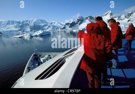 Touristen auf Kreuzfahrtschiff in Paradise Bay, Antarktis, antarktische Halbinsel, Graham-Land Stockfoto