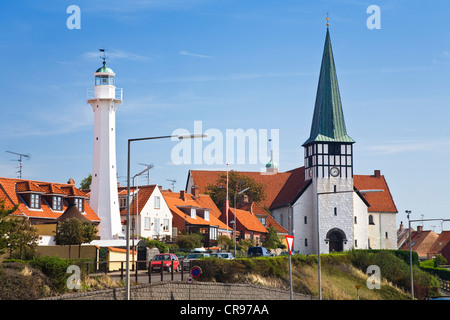 Fachwerk-Häuser, Leuchtturm und Kirche Skt. Nicolaj Kirke in Rønne, Bornholm, Dänemark, Europa Stockfoto