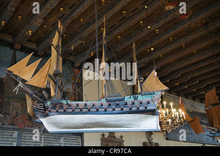 Modell-Kriegsschiff an der Decke des oberen Rathaus, Festsaal im historischen Rathaus Stockfoto