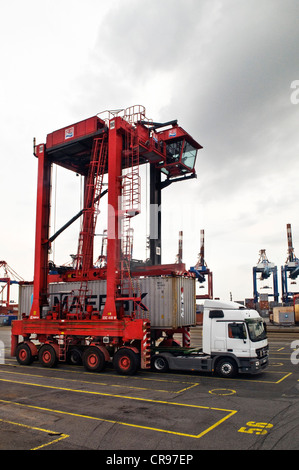 Mobile straddle Carrier Beladen eines Containers auf einen LKW am Container Terminal, Bremerhaven, Bremen, Deutschland, Europa Stockfoto