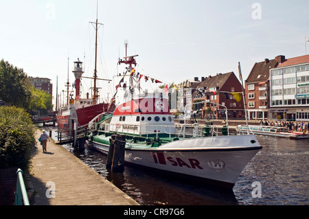 Georg Breusing Rettungsboot mit Deutsche Bucht Feuerschiff Museum Schiff zurück, Ratsdelft, Emden Hafen, Emden, Ostfriesland Stockfoto