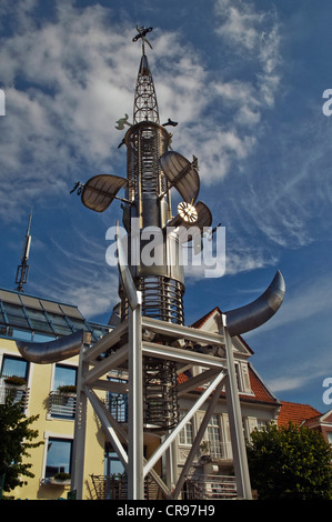 Turm aus Recycling rostfreiem Stahl gefertigt, 25 Meter hoch, durch Künstler Albert Sous, ein Einwohner von Aachen, Am Marktplatz Platz Stockfoto