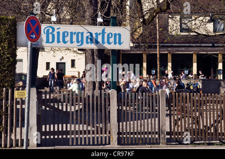 Schilder, Schriftzug "Biergarten", Deutsch für "Biergarten" und ein kein Parkplatz Schild, München, Bayern, Deutschland, Europa Stockfoto