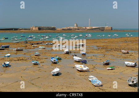 Boote bei Ebbe auf dem Strand, Castillo de San Sebastian, Cádiz, Andalusien, Spanien, Europa Stockfoto