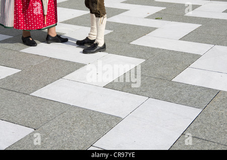 Frau und Mann in traditioneller Kleidung, Füße im Detail, Bauern-Markt, Salzkammergut, Oberösterreich, Österreich, Europa Stockfoto