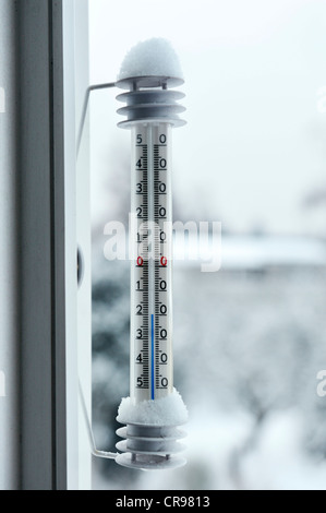 Thermometer im Schnee, Februar 2012 lesen minus zwanzig Grad Celsius, München, Bayern, Deutschland, Europa Stockfoto