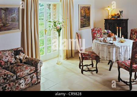 Wohnzimmer mit einer gedeckten Kaffee-Tisch Stockfoto