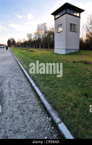 Wachturm, Zaun und Besucher auf dem Lagergelände, KZ Dachau, Dachau, in der Nähe von München, Bayern, Deutschland, Europa Stockfoto