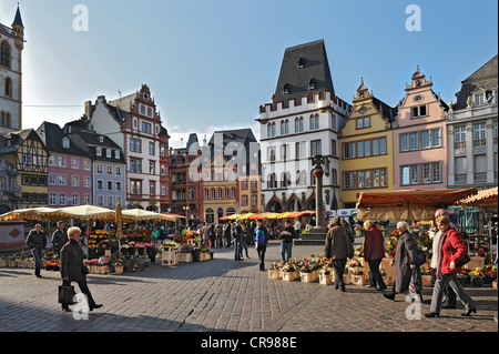 Blumenmarkt am Hauptmarkt Square, Trier, Rheinland-Pfalz, Deutschland, Europa Stockfoto