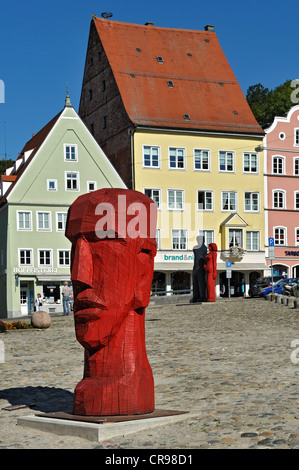 Hauptplatz mit Holzskulpturen von Josef Lang, Landsberg bin Lech, Bayern, Deutschland, Europa Stockfoto