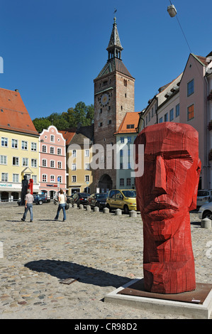 Hauptplatz mit Holzskulpturen von Josef Lang und Schmalzturm Turm, Landsberg bin Lech, Bayern, Deutschland, Europa Stockfoto