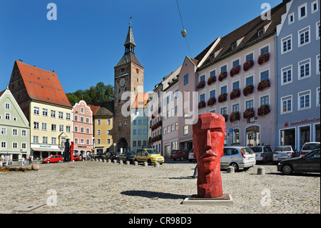 Hauptplatz mit Holzskulpturen von Josef Lang und Schmalzturm Turm, Landsberg bin Lech, Bayern, Deutschland, Europa Stockfoto