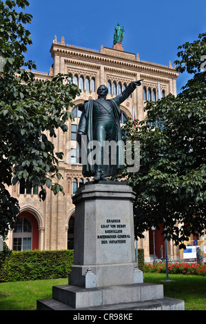 Denkmal des Erasmus Graf von Deroy vor dem öffentlichen Bürogebäude der Regierung von Oberbayern Stockfoto