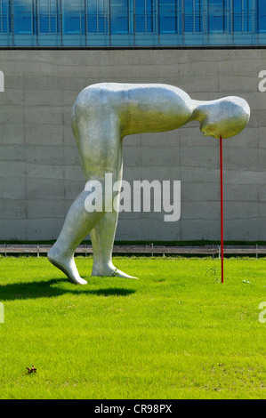 Skulptur "Vorliegenden kontinuierliche" von Henk Visch, vor dem neuen Gebäude der Akademie für Fernsehen und Film und der Staat Stockfoto