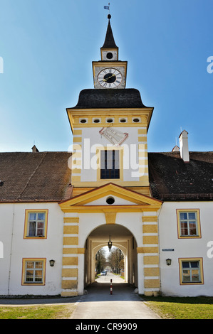 Eingang mit Turmuhr, Altes Schloss Schleißheim Palast, in der Nähe von München, Bayern, Deutschland, Europa Stockfoto