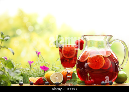 Erfrischende Sangria (Schlag) mit Früchten Stockfoto