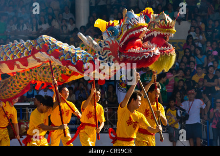 Drachen-Tanz-Performance feiert Chinesisches Neujahr, Stadt von Iloilo, Philippinen Stockfoto