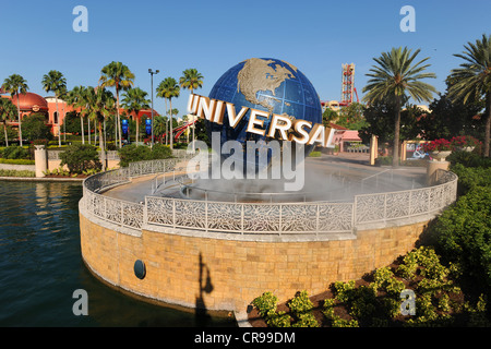 ORLANDO, FLORIDA - 4. Juni 2012: Universal Studios Theme Parkeingang mit Globus und Zeichen Stockfoto