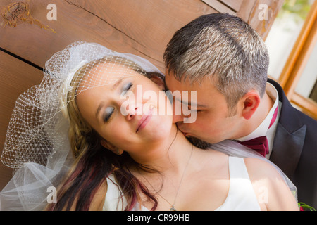 Nahaufnahme der Bräutigam die Braut küssen Stockfoto
