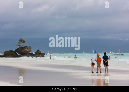 Strand, Menschen flanieren an den Strand, Boracay Island, Provinz Aklan, Philippinen Stockfoto