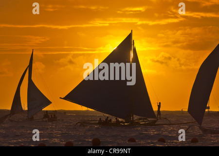 Segeln Sie Boote im Meer bei Sonnenuntergang, Boracay Island, Provinz Aklan, Philippinen Stockfoto