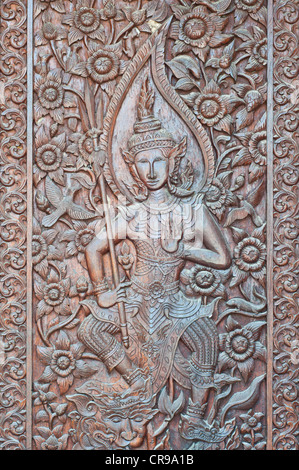Engel Holzschnitzereien auf Tür des Tempels. Stockfoto