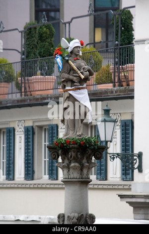 Zürich - APRIL 16: Ein Brunnen-Statue, gekleidet im Stil der Fleischer Gilde (Zunft Zum Widder) während traditionelle Spring parade Stockfoto