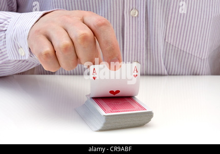 Hand des Mannes anheben Spielkarte - Herz-Ass Stockfoto