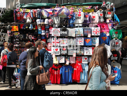 Ein Stall mit Souvenirs in Westminster, London, England, UK Stockfoto