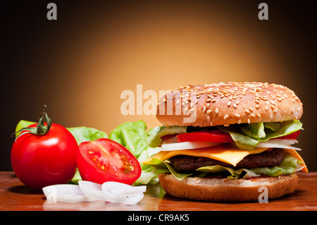 traditionellen Hamburger und Gemüse Stilleben Stockfoto