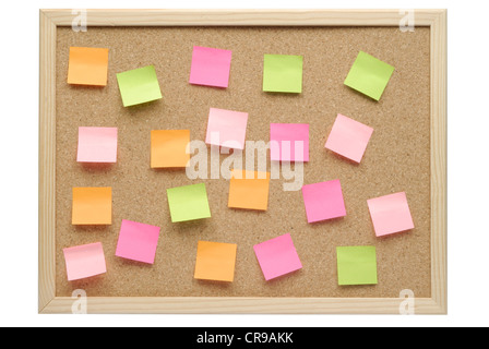 Pinnwand für Ankündigungen auf weißem Hintergrund mit Notizen auf Papier Stockfoto