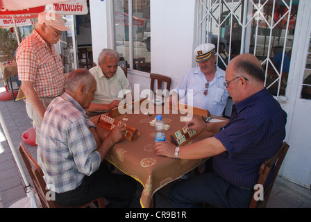 Beliebte türkische Pişti, gespielt in der Stadt Gumusluk in Süd-West-Türkei. Bild von: Adam Alexander/Alamy Stockfoto