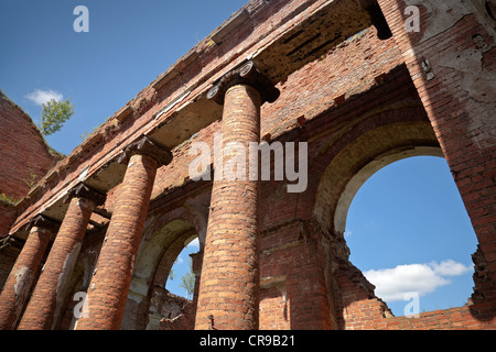 Verlassenen russischen Landmark: Ruinen der alten Kaserne. 6 Jahre aus dem Jahre 1818 erbaut wurde. Architekt - Wassili Petrowitsch Stassow. Stockfoto