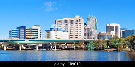 Orlando-Vierwaldstättersee Panorama am Morgen mit Bürogebäude und Brücke Stockfoto