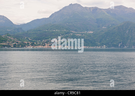 Stadt, bunt, bunt, Häuser, Fähren, Hotels, Restaurants, Luxus-Villen am See, Gärten, Menaggio, Comer See, italienische Seen, Italien Stockfoto