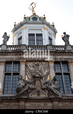 Goldene Statue auf dem Dach des Maison du Roi d ' Espagne Grand Place oder Grote Markt Brüssel Belgien Stockfoto