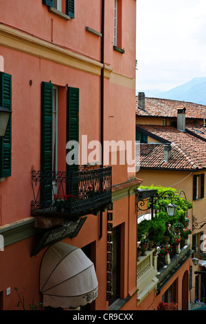 Bellagio, See überqueren, Hotels, Restaurants auf der Vorderseite zurück Straßen, Geschäfte, Blick auf den See, Gärten, Comer See, italienische Seen, Italien Stockfoto