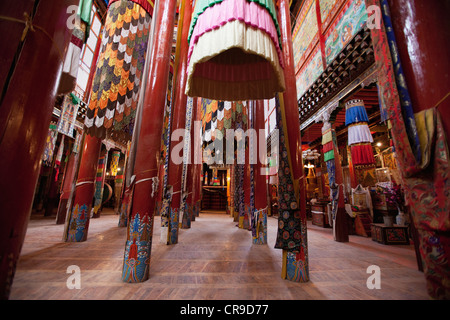 Derge Gonchen Gompa. Die Sakya-Kloster, wird renoviert und umgebaut. Reich verzierte Säulen und Stoffbanner. Stockfoto