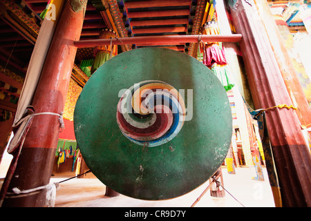 Derge Gonchen Gompa. Die Sakya-Kloster, wird renoviert und umgebaut. Eine verzierte Messing Gong. Betsaal. Stockfoto