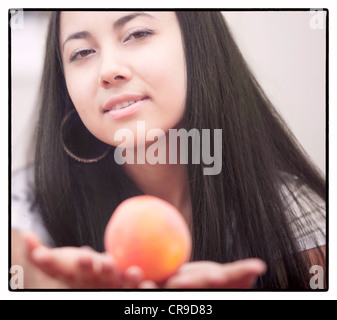 Junge schöne Mädchen mit einer Frucht. Stockfoto